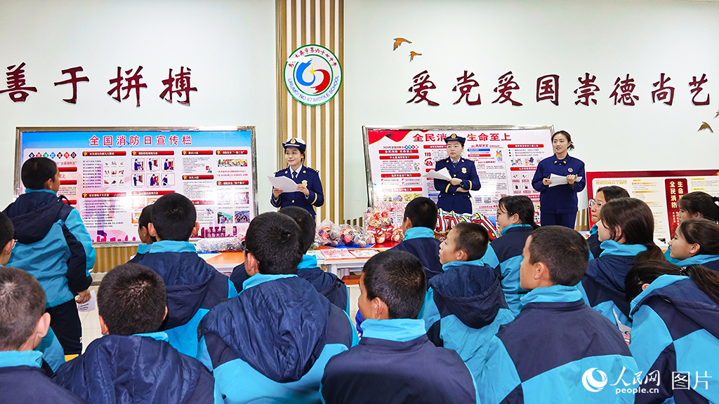 11月7日，為提高學生消防安全意識和應急處置能力，新疆烏魯木齊市消防救援支隊米東區大隊舉辦校園消防知識競賽。人民網 李欣洋攝