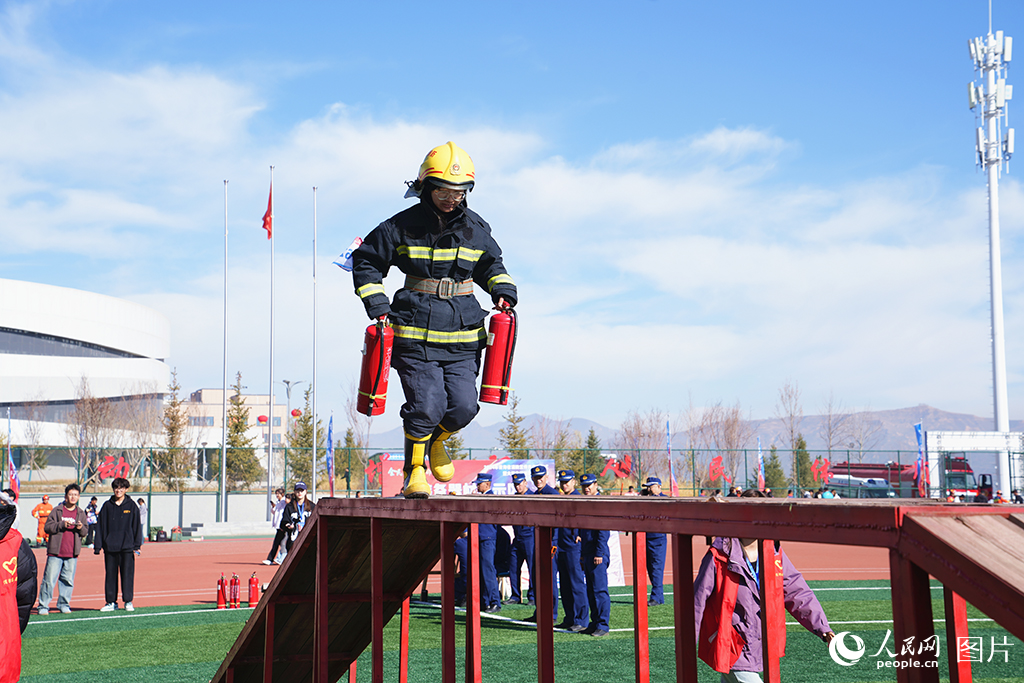 11月8日，青海省消防救援總隊攜手青海理工學院共同舉辦2024年消防宣傳月大學生消防趣味運動會，運動會將防火、滅火、逃生自救等消防安全知識與技能實踐相融合，促使師生們在“比拼”過程中熟練掌握滅火逃生技能。人民網記者 楊啟紅攝