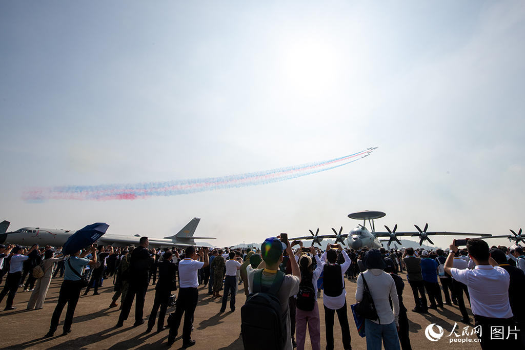 11月12日，在第十五屆中國國際航空航天博覽會，參觀者正在拍攝飛行表演。人民網記者 翁奇羽攝