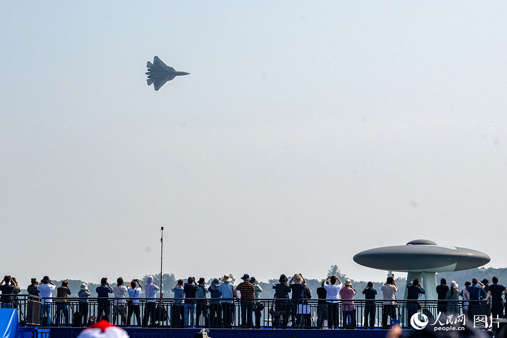 11月12日，在第十五屆中國國際航空航天博覽會，參觀者正在拍攝飛行展示。人民網記者 翁奇羽攝