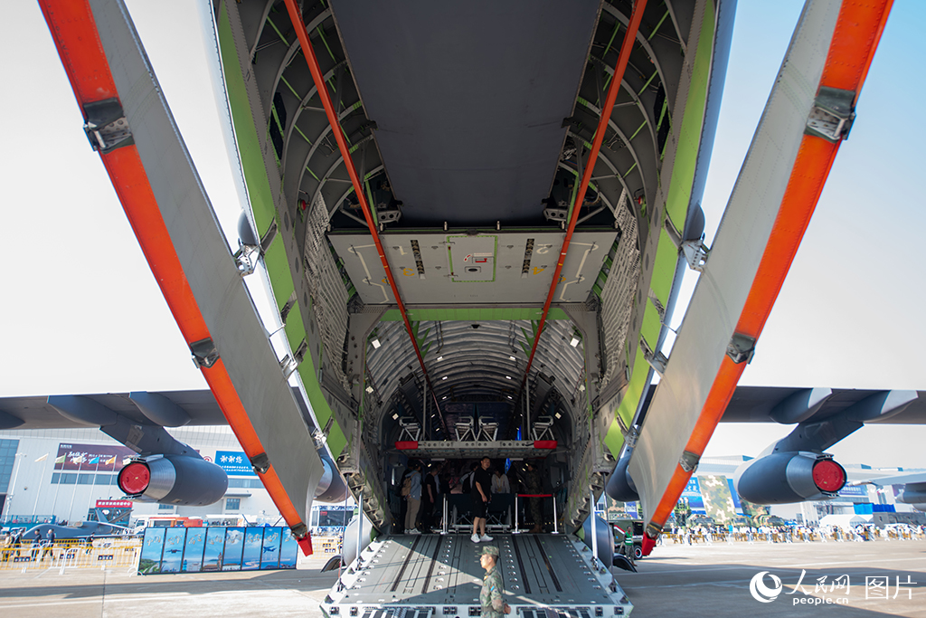 11月12日，在第十五屆中國國際航空航天博覽會，參觀者正在運-20機艙參觀。人民網記者 翁奇羽攝