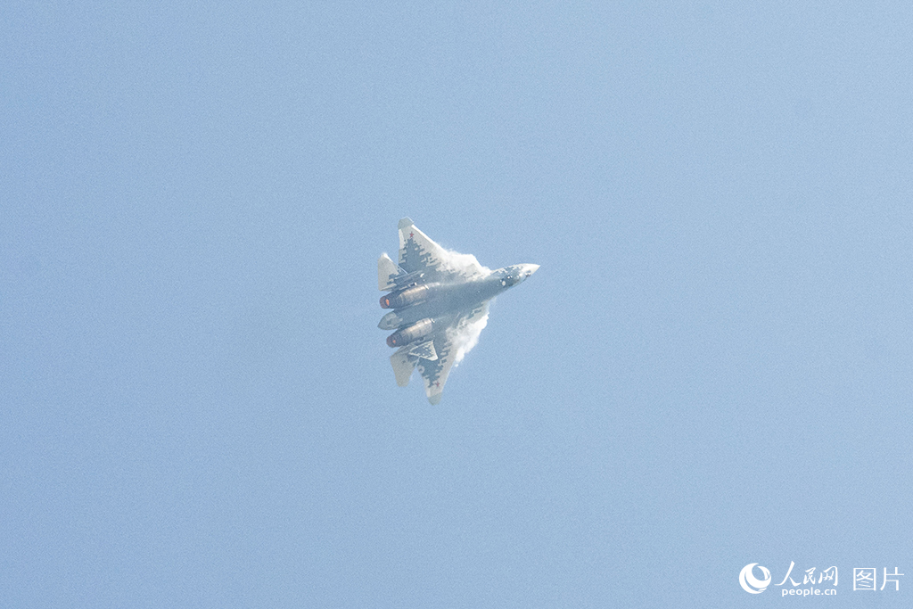11月12日，在第十五屆中國國際航空航天博覽會，俄羅斯隱形戰機蘇-57正在進行飛行展示。人民網記者 翁奇羽攝