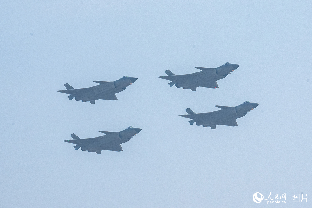 11月12日，在第十五屆中國國際航空航天博覽會，隱形戰機殲-20正在進行飛行展示。人民網記者 翁奇羽攝