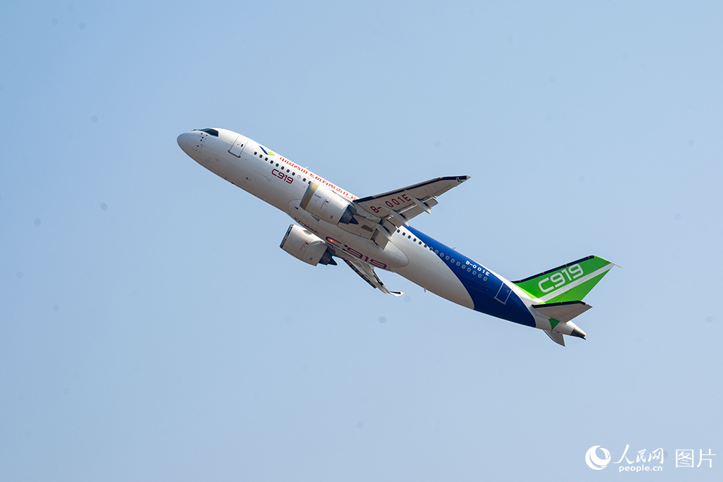 11月12日，在第十五屆中國國際航空航天博覽會，中國商飛C919正在進行飛行展示。人民網記者 翁奇羽攝