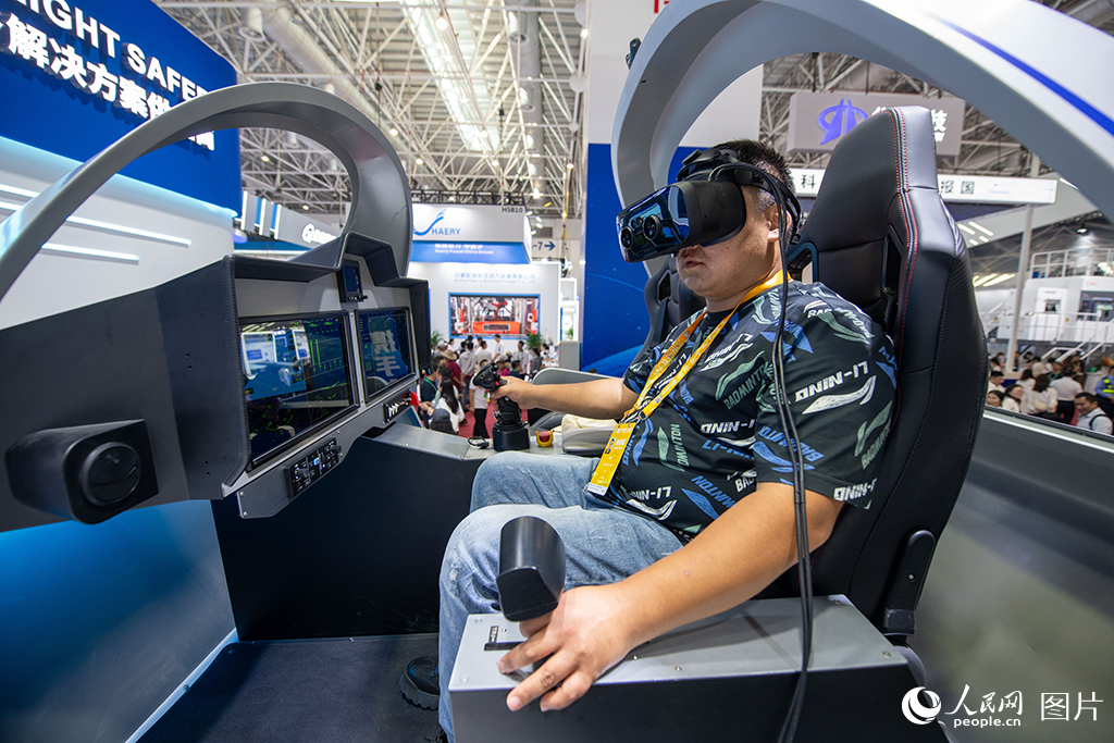 11月12日，在第十五屆中國航展民用航空產業展區，參觀者正在體驗模擬駕駛倉。人民網記者 翁奇羽攝