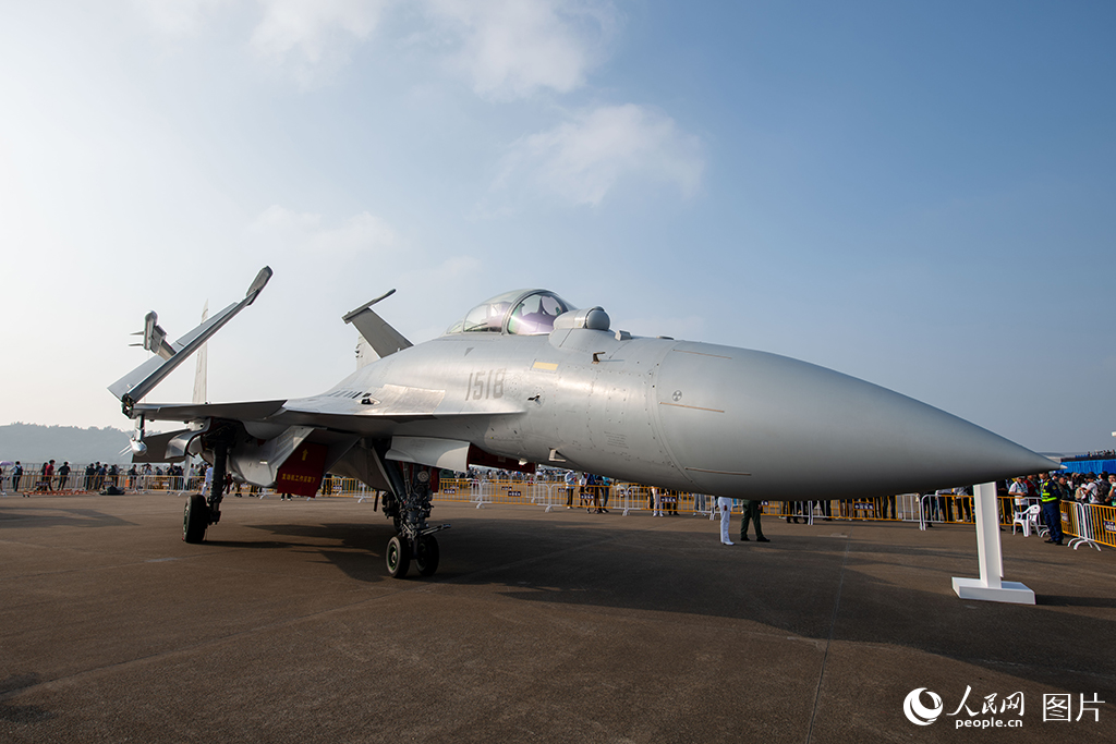 11月12日，在第十五屆中國國際航空航天博覽會上展出的殲-15T艦載戰斗機。人民網記者 翁奇羽攝