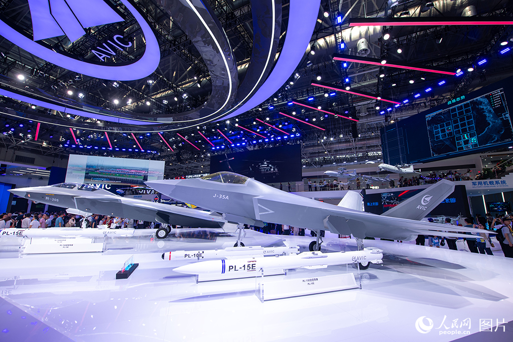 11月12日，在第十五屆中國國際航空航天博覽會上展出的殲-20S和殲-35A模型。人民網記者 翁奇羽攝