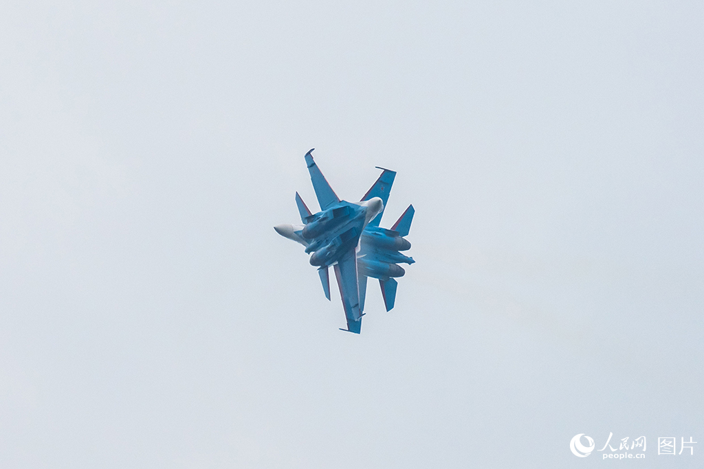 11月12日，在第十五屆中國國際航空航天博覽會，俄羅斯“勇士”飛行表演隊正在進行飛行表演。人民網記者 唐宋攝