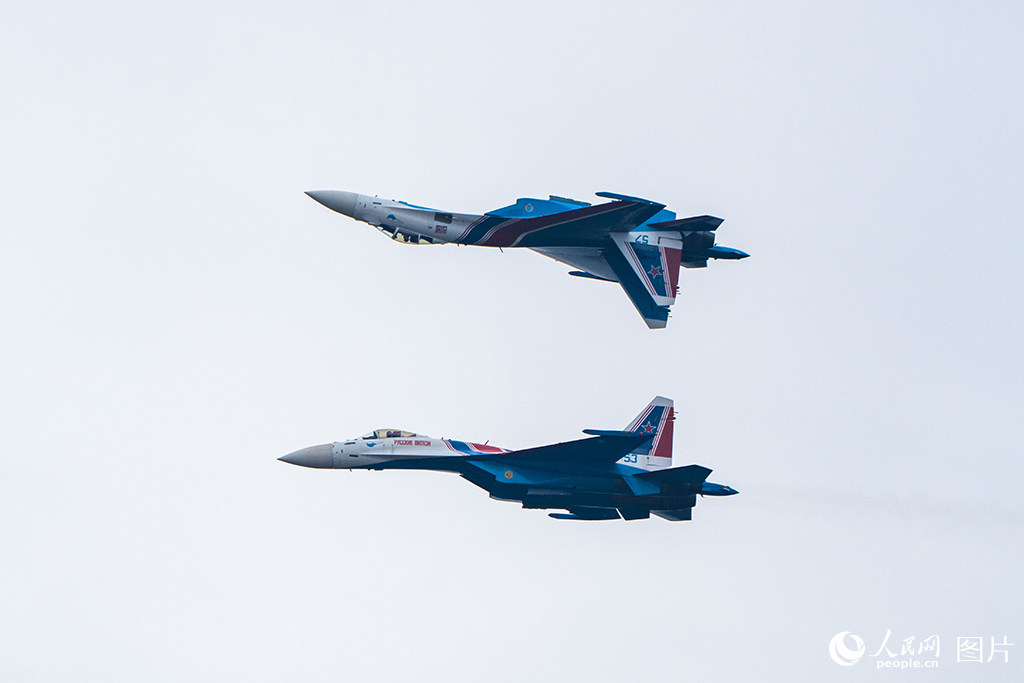 11月12日，在第十五屆中國國際航空航天博覽會，俄羅斯“勇士”飛行表演隊正在進行飛行表演。人民網記者 唐宋攝