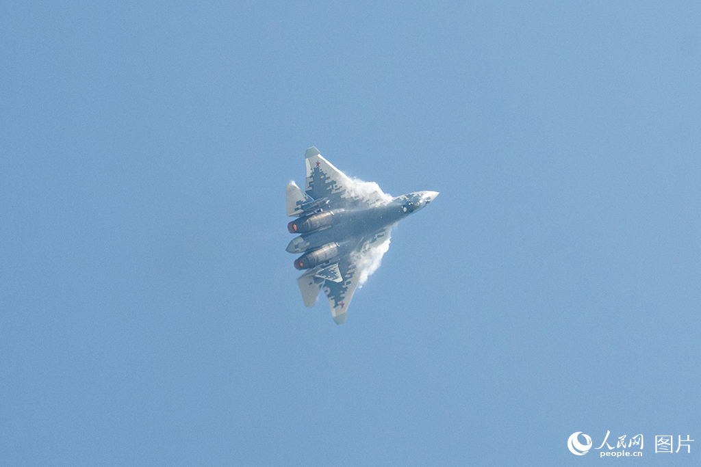 11月12日，在第十五屆中國國際航空航天博覽會，俄羅斯隱形戰機蘇-57正在進行飛行展示。人民網記者 翁奇羽攝