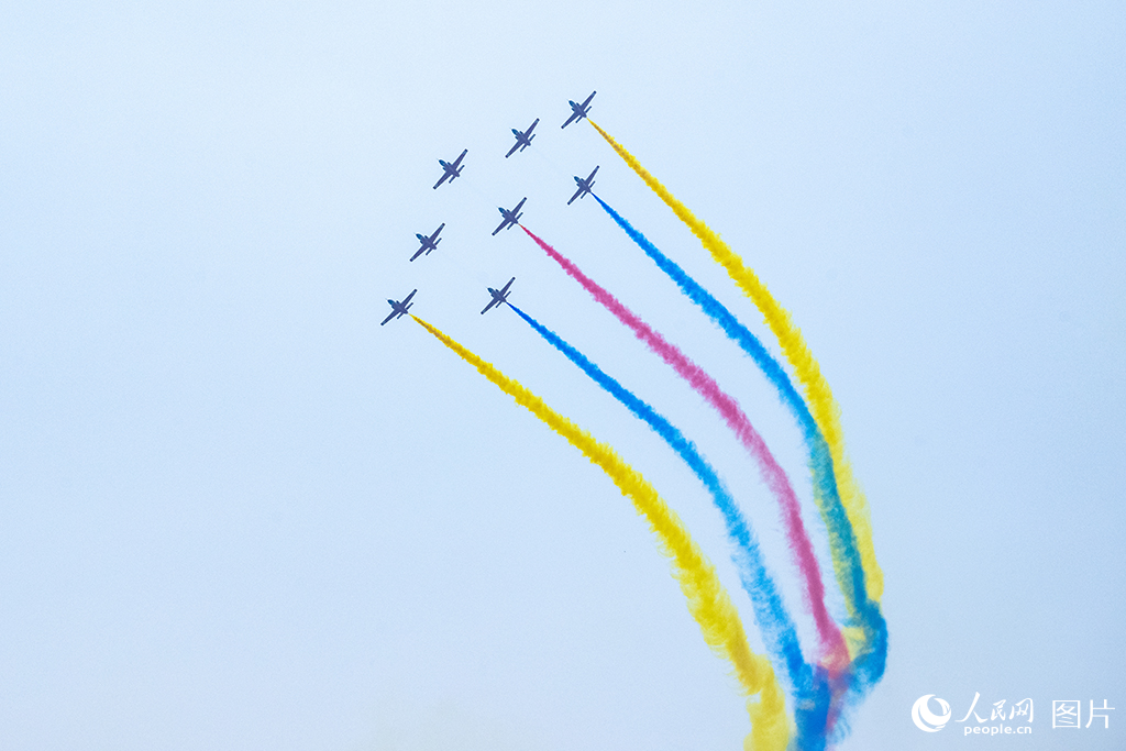 11月12日，在第十五屆中國國際航空航天博覽會，空軍“紅鷹”飛行表演隊正在進行飛行表演。人民網記者 翁奇羽攝