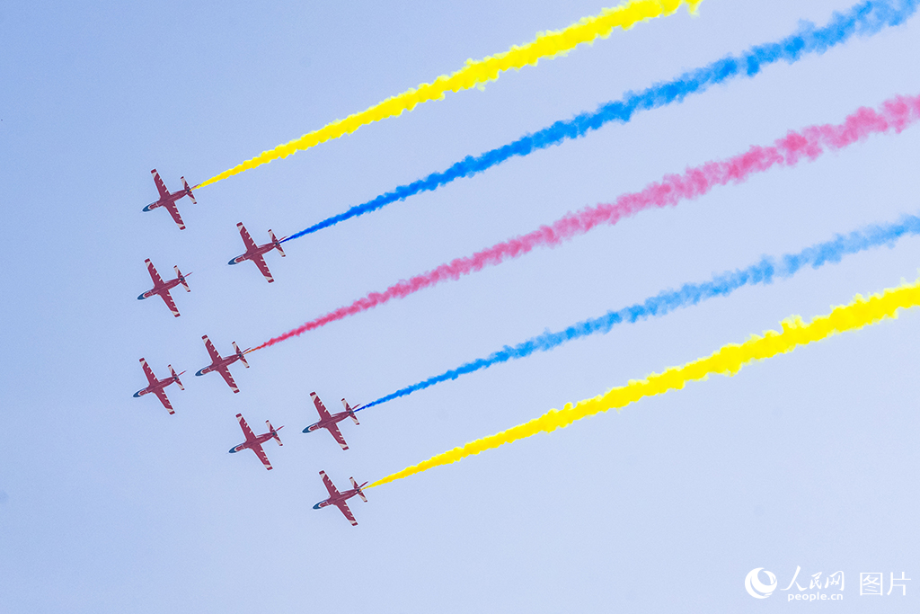 11月12日，在第十五屆中國國際航空航天博覽會，空軍“紅鷹”飛行表演隊正在進行飛行表演。人民網記者 翁奇羽攝