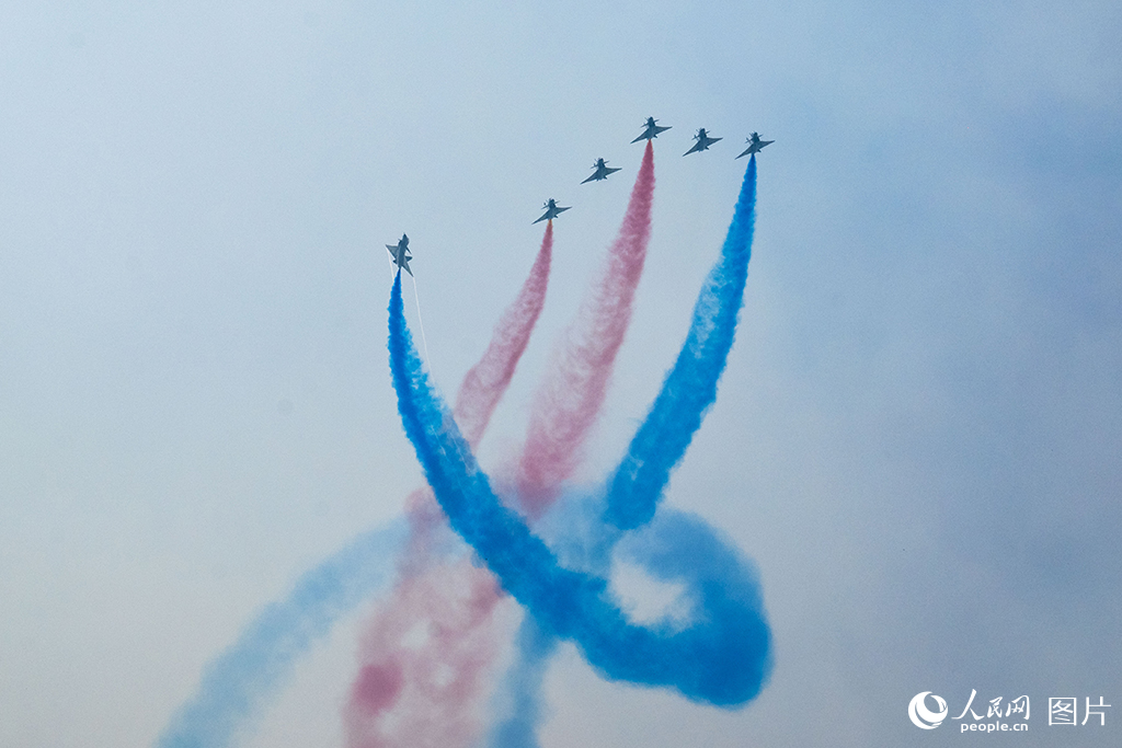 11月12日，在第十五屆中國國際航空航天博覽會，空軍八一飛行表演隊正在進行飛行表演。人民網記者 翁奇羽攝