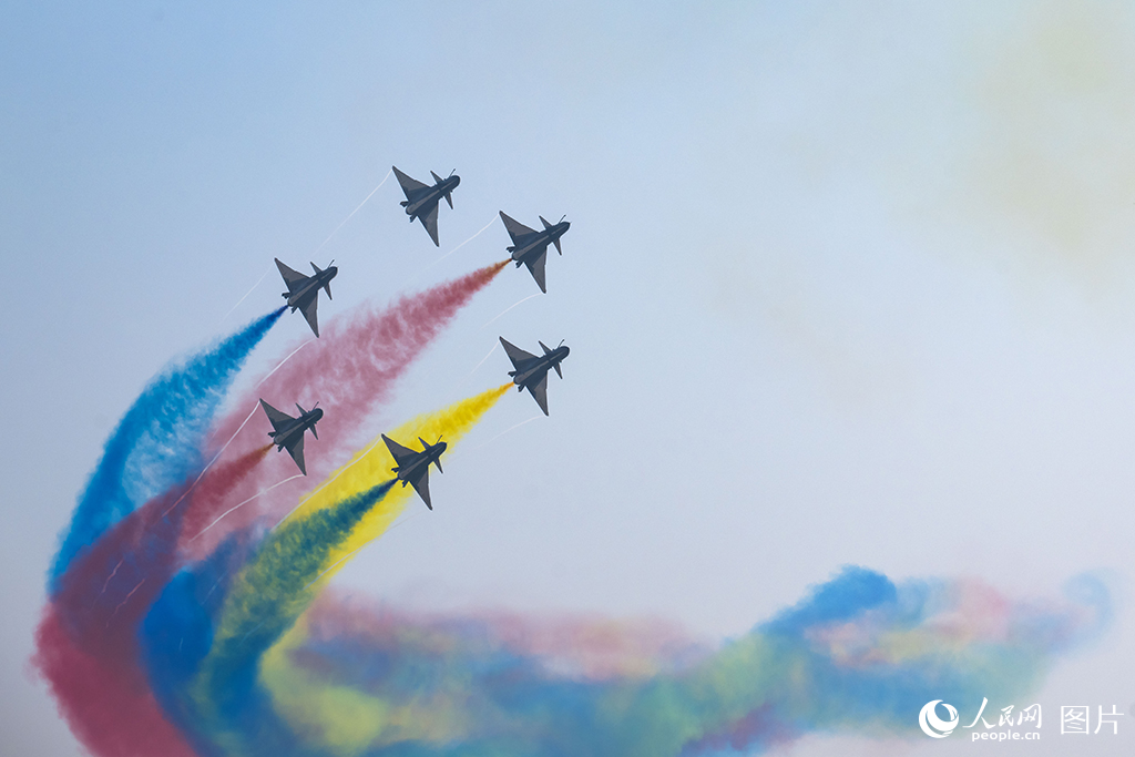 11月12日，在第十五屆中國國際航空航天博覽會，空軍八一飛行表演隊正在進行飛行表演。人民網記者 翁奇羽攝
