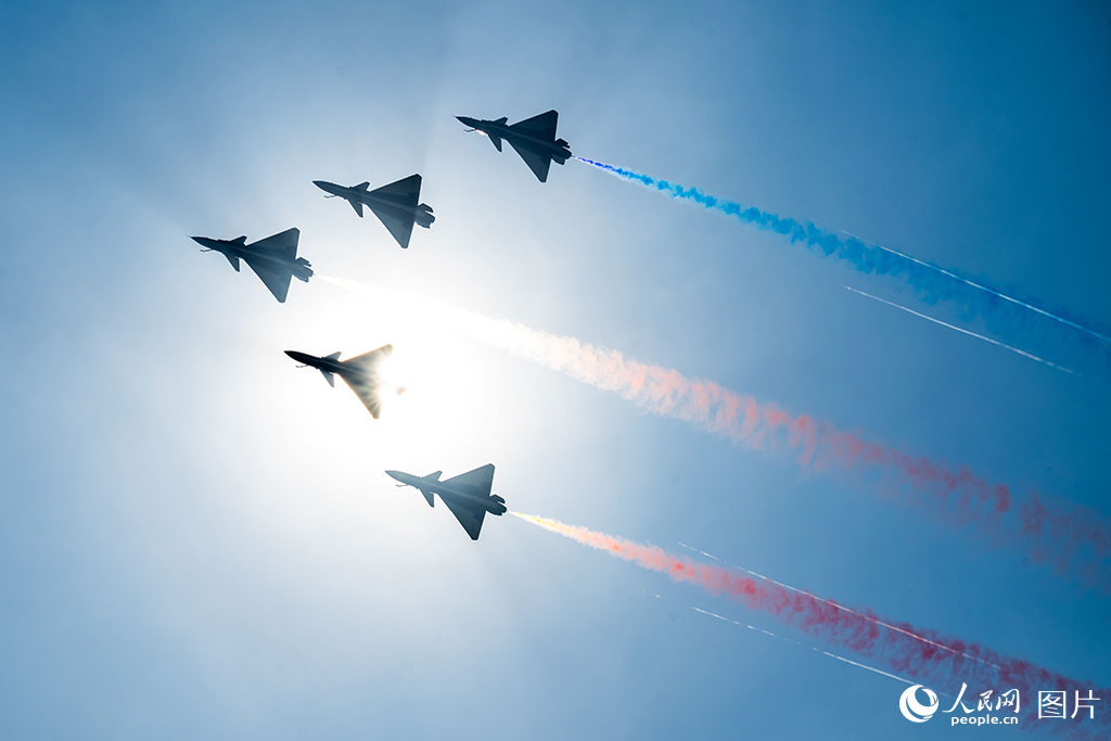 11月12日，在第十五屆中國國際航空航天博覽會，空軍八一飛行表演隊正在進行飛行表演。人民網記者 翁奇羽攝