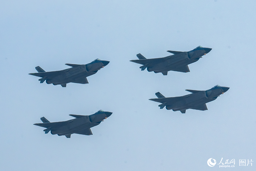 11月12日，在第十五屆中國國際航空航天博覽會，隱形戰機殲-20正在進行飛行展示。人民網記者 翁奇羽攝