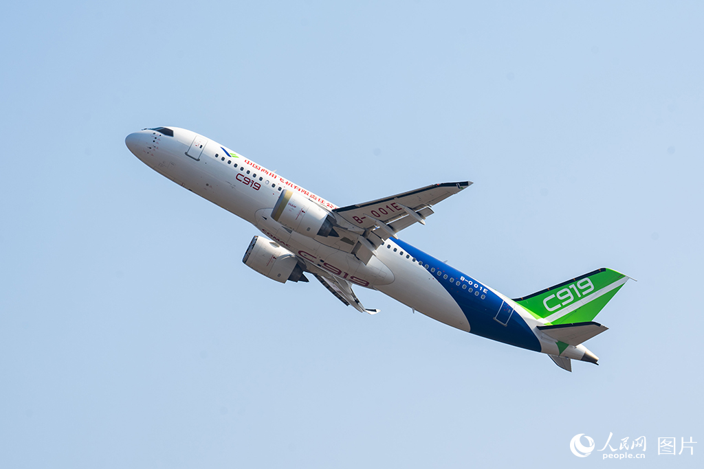 11月12日，在第十五屆中國國際航空航天博覽會，中國商飛C919正在進行飛行展示。人民網記者 翁奇羽攝