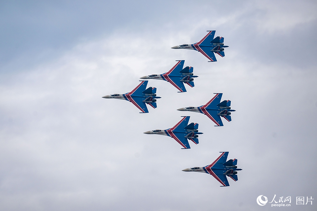 11月13日，在第十五屆中國國際航空航天博覽會，俄羅斯“勇士”飛行表演隊正在進行飛行表演。人民網記者 翁奇羽攝