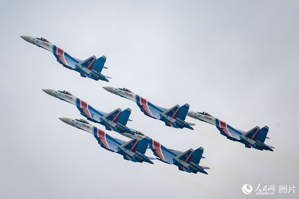 11月13日，在第十五屆中國國際航空航天博覽會，俄羅斯“勇士”飛行表演隊正在進行飛行表演。人民網記者 翁奇羽攝