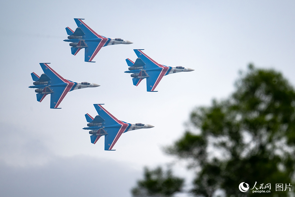11月13日，在第十五屆中國國際航空航天博覽會，俄羅斯“勇士”飛行表演隊正在進行飛行表演。人民網記者 翁奇羽攝
