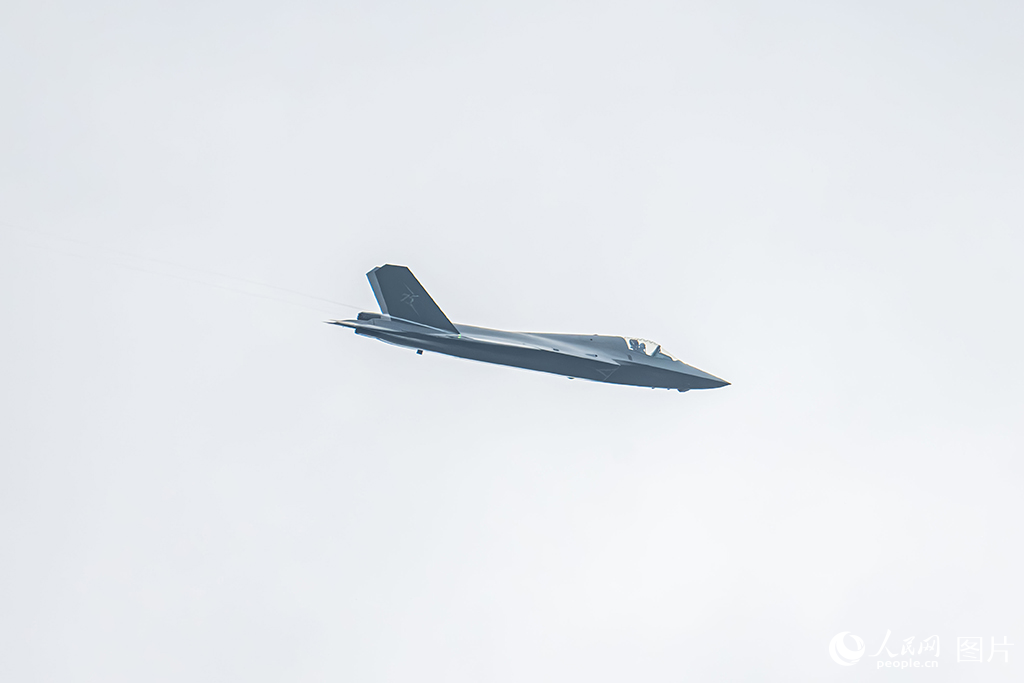 11月13日，在第十五屆中國國際航空航天博覽會，殲-35A正在進行飛行展示。人民網記者 翁奇羽攝