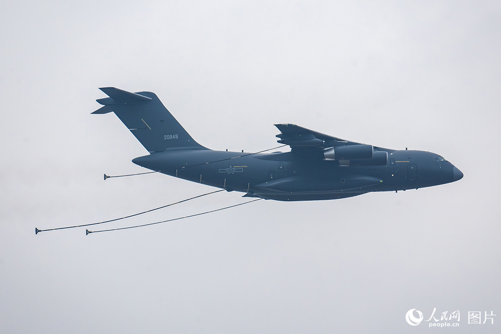 11月13日，在第十五屆中國國際航空航天博覽會，運油-20正在進行飛行展示。人民網記者 翁奇羽攝