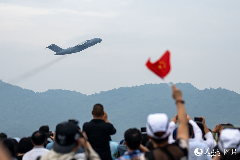 11月13日，在金鳳臺大石灣，觀眾正在觀看飛行展示。人民網記者 翁奇羽攝