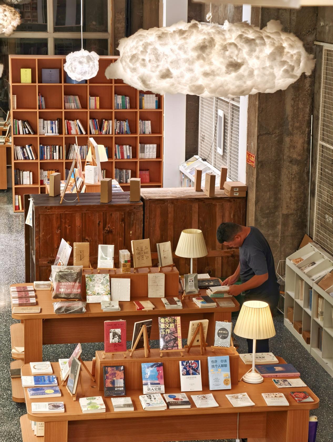 華新1907文化公園白日夢書店內，游客在閱讀書籍。伊霄攝