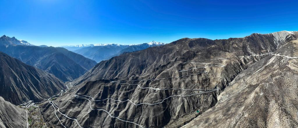 這是11月16日拍攝的位于西藏自治區昌都市八宿縣境內的“怒江72拐”（無人機照片）。