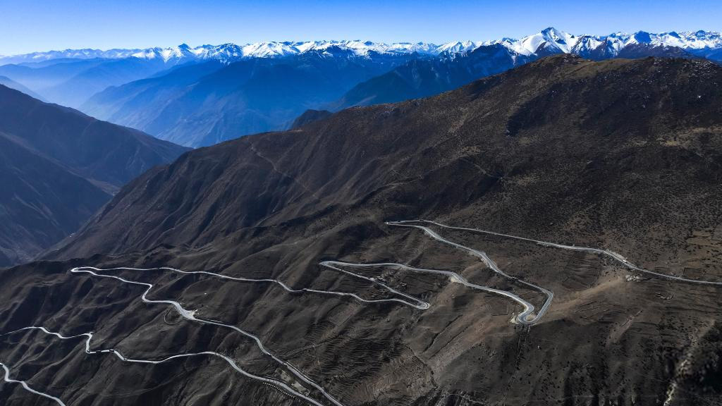 這是11月16日拍攝的位于西藏自治區昌都市八宿縣境內的“怒江72拐”（無人機照片）。