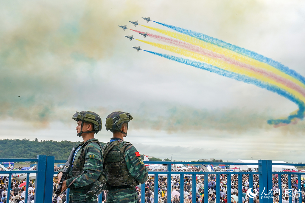 武警官兵在飛行表演現場進行定點警戒。