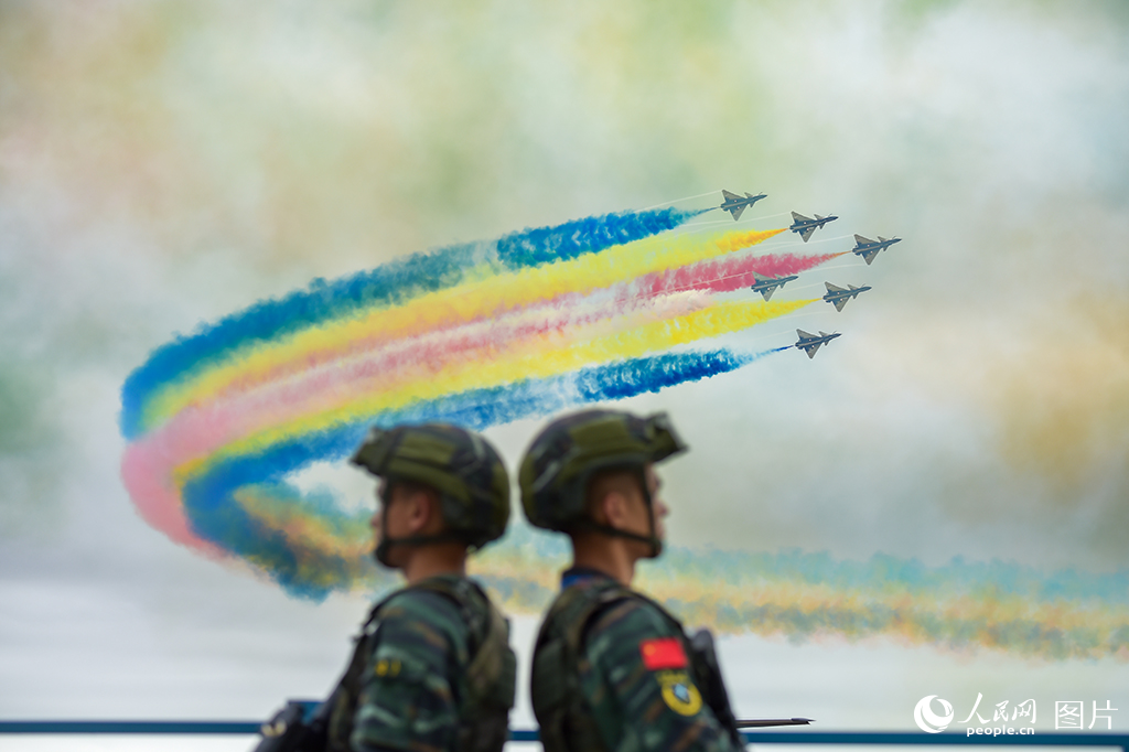 武警官兵在飛行表演現場進行定點警戒。