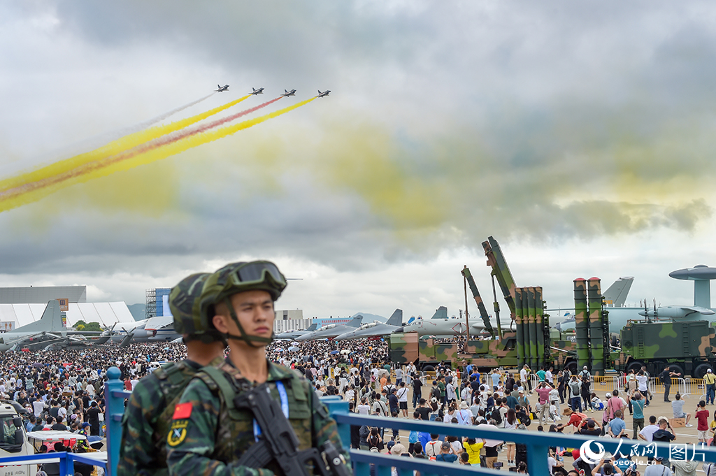 武警官兵在飛行表演現場進行定點警戒。