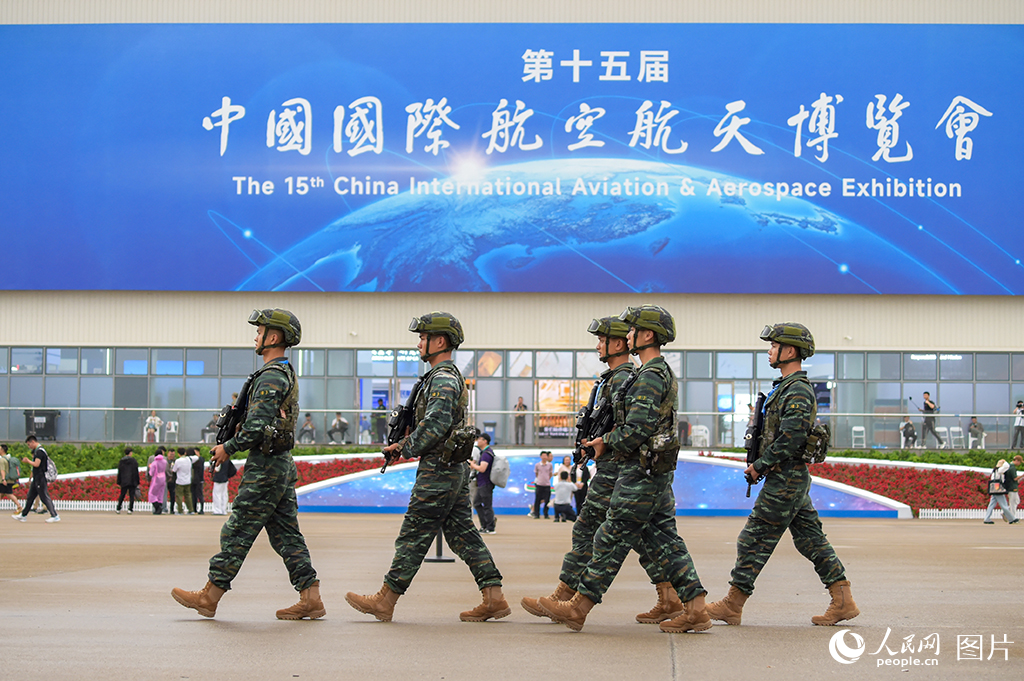 武警官兵在航展現場巡邏。