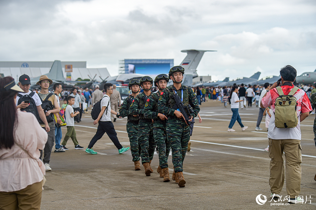 武警官兵在航展現場巡邏。