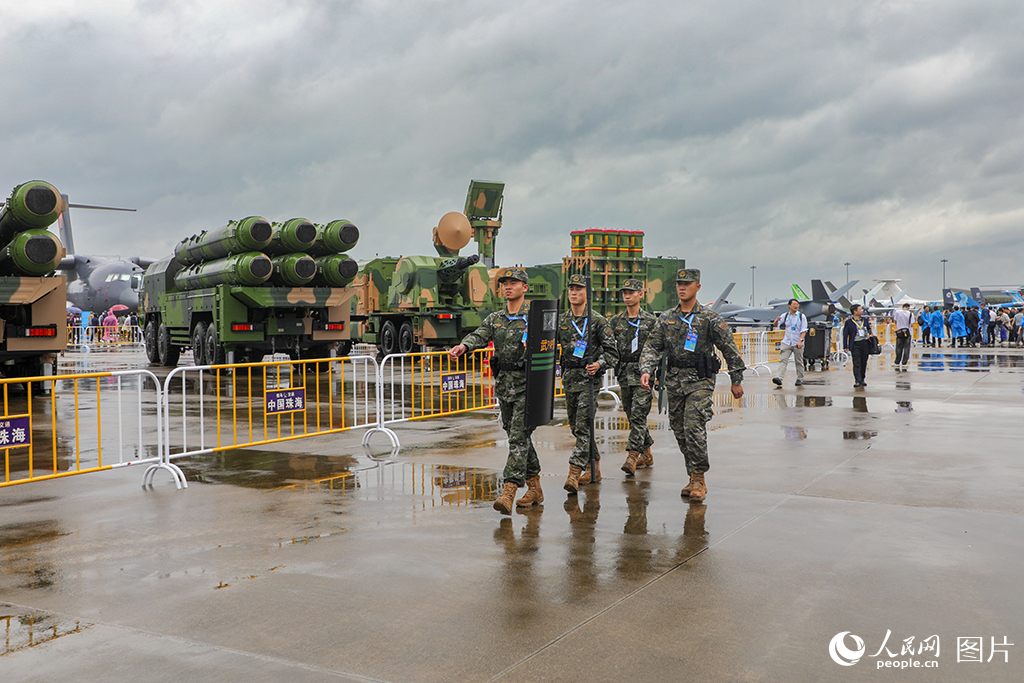 武警官兵在航展現場巡邏。