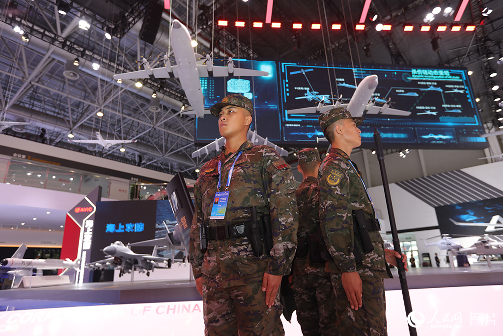 武警官兵在室內展館進行定點警戒。