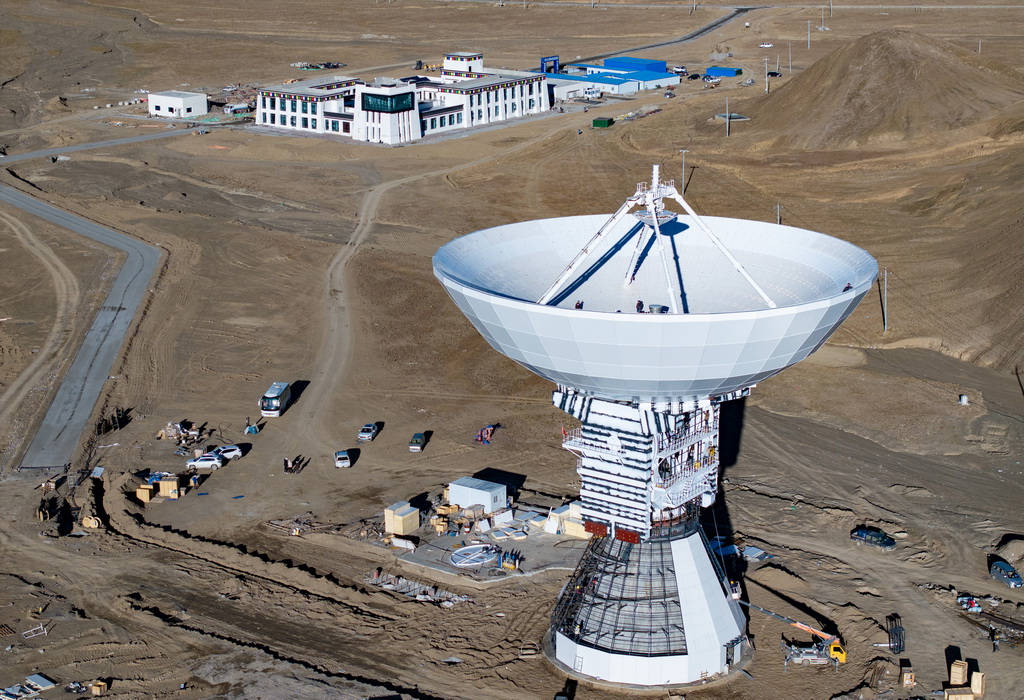 建設中的日喀則40米射電望遠鏡（無人機照片，11月7日攝）。新華社記者 姜帆 攝