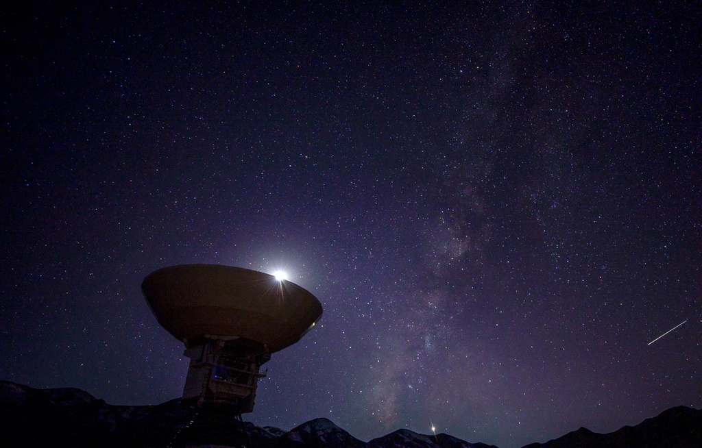 星空下的日喀則40米射電望遠鏡（11月7日攝）。新華社記者 姜帆 攝