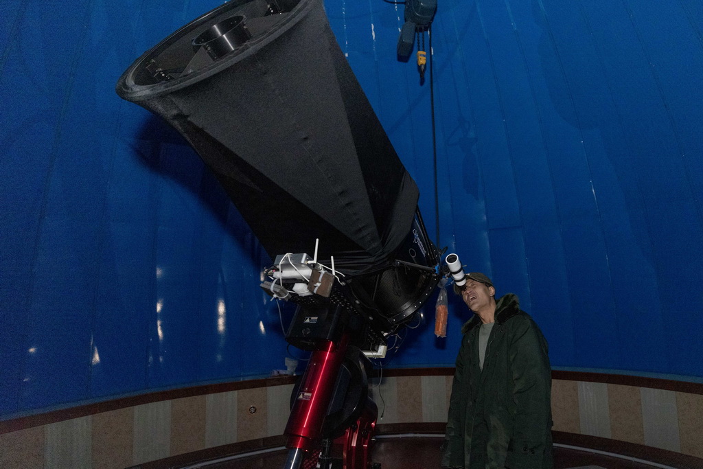 國家天文臺阿里觀測站工作人員尤顯龍在調試望遠鏡（11月16日攝）。新華社記者 姜帆 攝