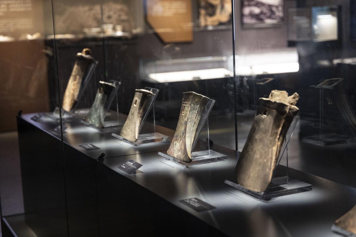 銅綠山古銅礦遺址博物館新館展陳的古代銅斧。王劍攝