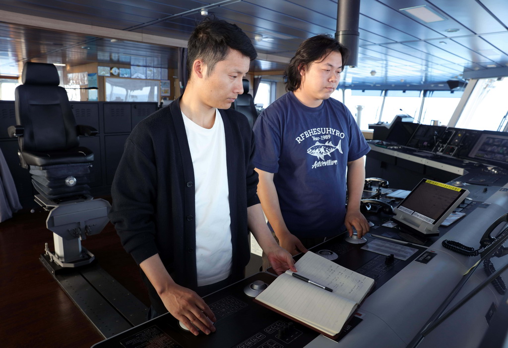 這是“雪龍2”號大副祝鵬濤（左）、水手陳棟彬在駕駛臺調整航向。新華社記者 黃韜銘 攝