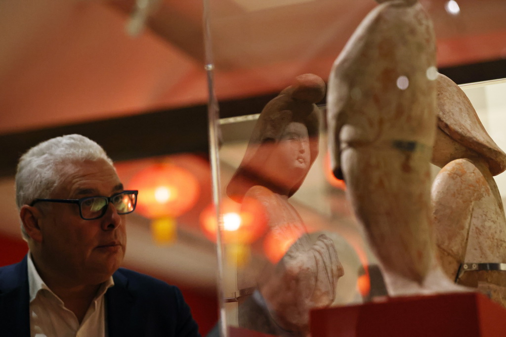 11月18日，在位于法國巴黎的吉美國立亞洲藝術博物館，一名觀眾參觀“中國·唐——一個多元開放的朝代（7至10世紀）”展覽。