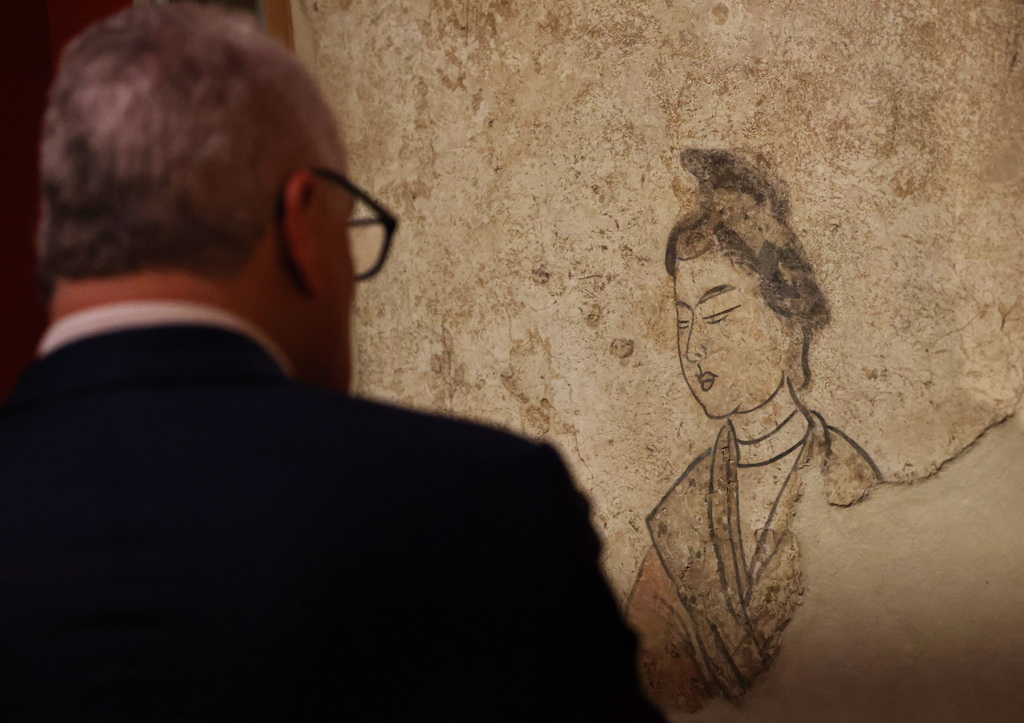 11月18日，在位于法國巴黎的吉美國立亞洲藝術博物館，一名觀眾參觀“中國·唐——一個多元開放的朝代（7至10世紀）”展覽。