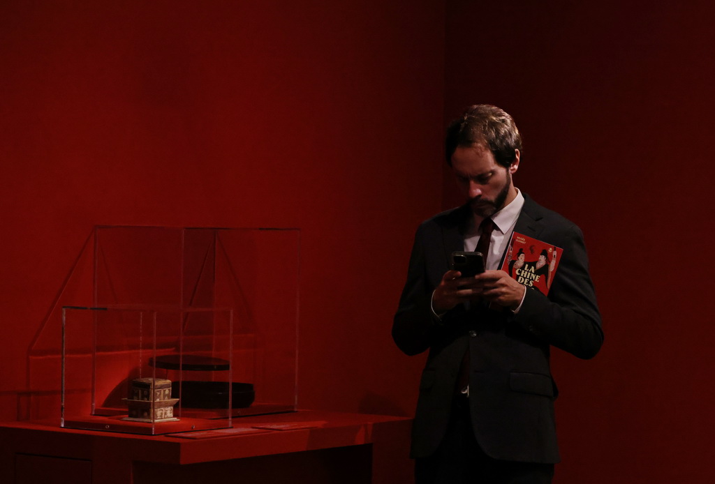 11月18日，在位于法國巴黎的吉美國立亞洲藝術博物館，一名觀眾參觀“中國·唐——一個多元開放的朝代（7至10世紀）”展覽。