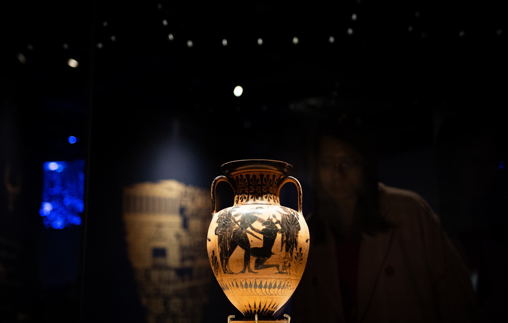 這是11月20日拍攝的來自希臘國家考古博物館的藏品黑繪雙耳瓶。