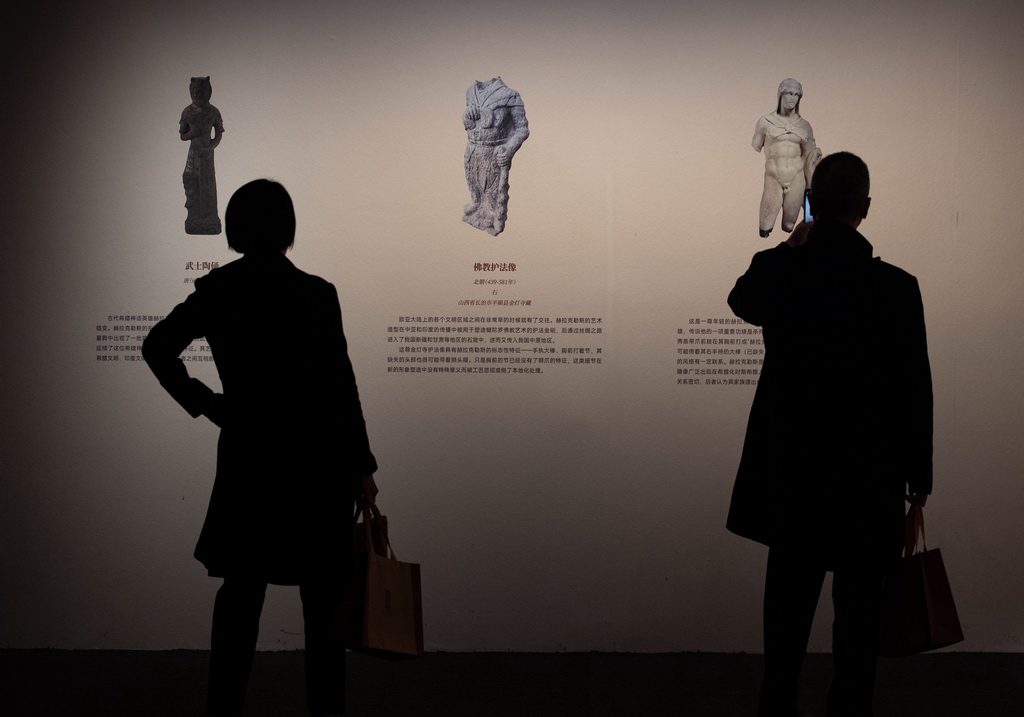 11月20日，參觀者在觀看古代希臘雕像藝術對古代中國雕像藝術影響的介紹。