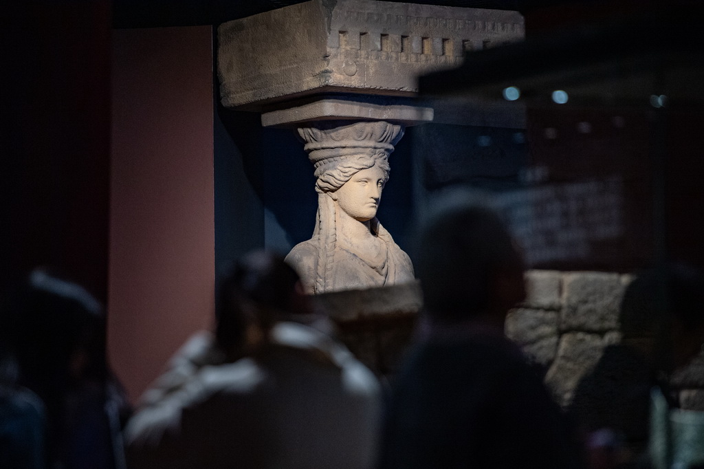 這是11月20日拍攝的“希臘人——從阿伽門農到亞歷山大”展廳一角。