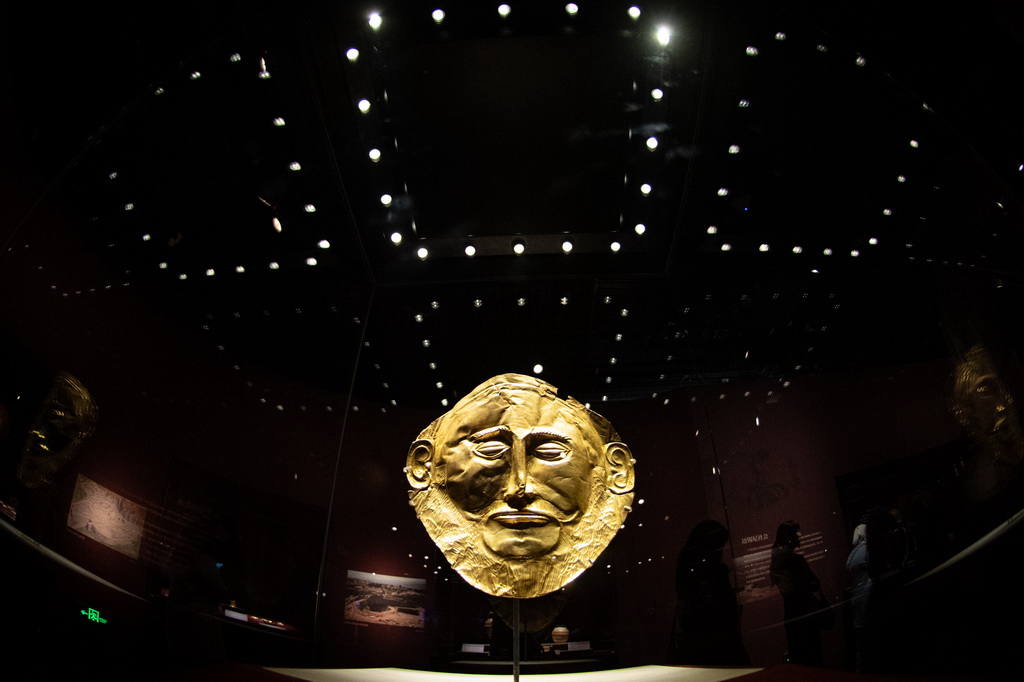 這是11月20日拍攝的展品“阿伽門農金面具”復制品。這件復制品來自希臘邁錫尼考古博物館，原件收藏于希臘國家考古博物館。