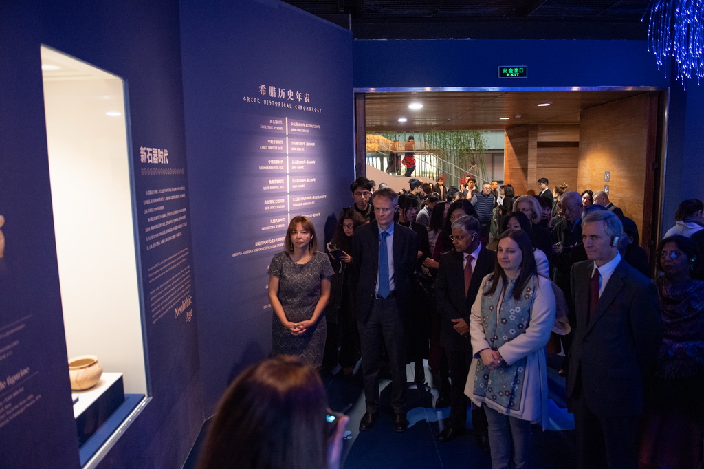 11月20日，參與開幕活動的外國賓客在觀展。